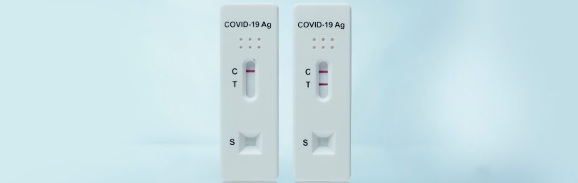 Selbst- und Schnelltests in Unternehmen erfolgreich durchführen Zwei Corona-Schnelltests in Unternehmen: ein positives und ein negatives Testergebnis