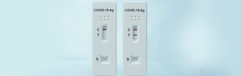 Zwei Corona-Schnelltests in Unternehmen: ein positives und ein negatives Testergebnis