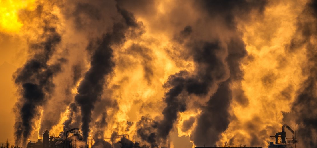 Rauchende Schornsteine stoßen Emissionen aus.