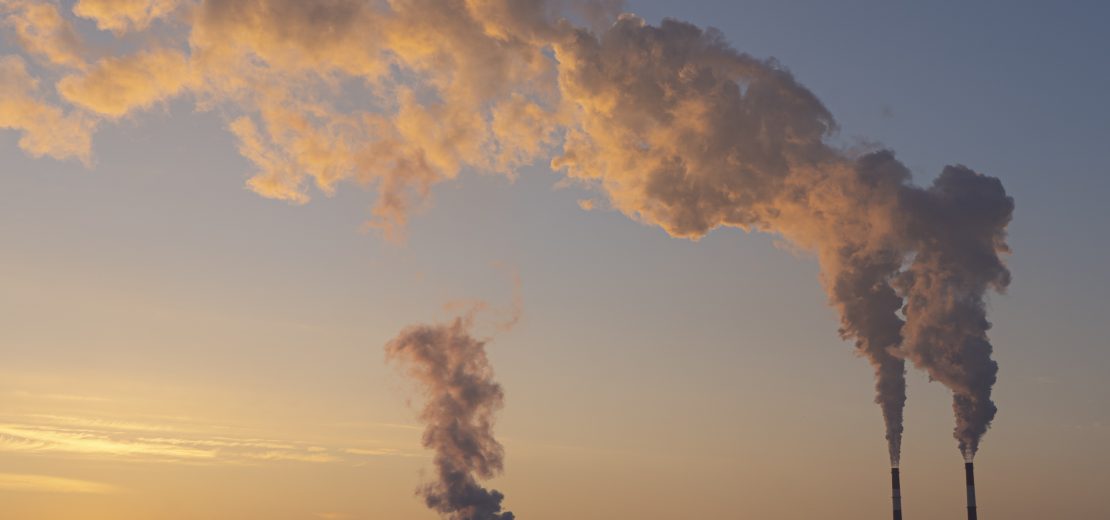 Auch an die Emissionen von Anlagen stellt die Industrieemissions-Richtlinie (IED-Richtlinie) Anforderungen auf.