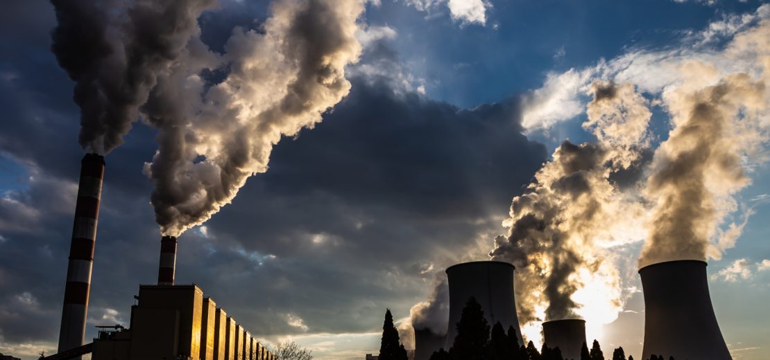 EIn Kohlekraftwerk mit rauchenden Schloten: Viele Emissionen in Form von CO2!