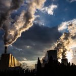 EIn Kohlekraftwerk mit rauchenden Schloten: Viele Emissionen in Form von CO2!