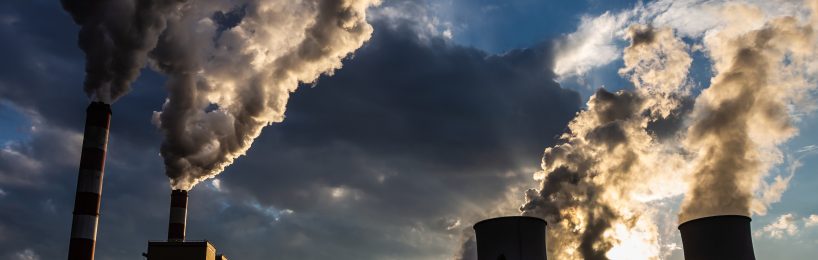 EIn Kohlekraftwerk mit rauchenden Schloten: Viele Emissionen in Form von CO2!