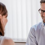 Arbeitsmedizinische Vorsorge: Das gehört dazu Frau im Gespräch mit Arzt bei der arbeitsmedizinischen Vorsorge