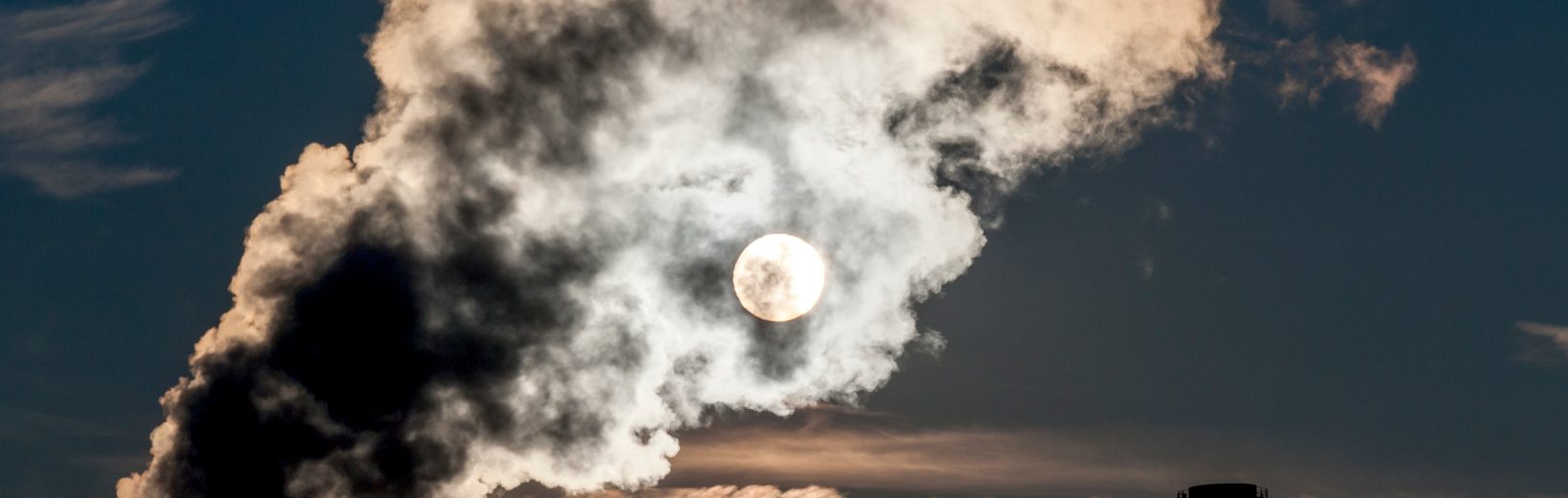 Das Immissionsschutzrecht mühelos im Blick Abgase werden aus einem Schornstein geblasen