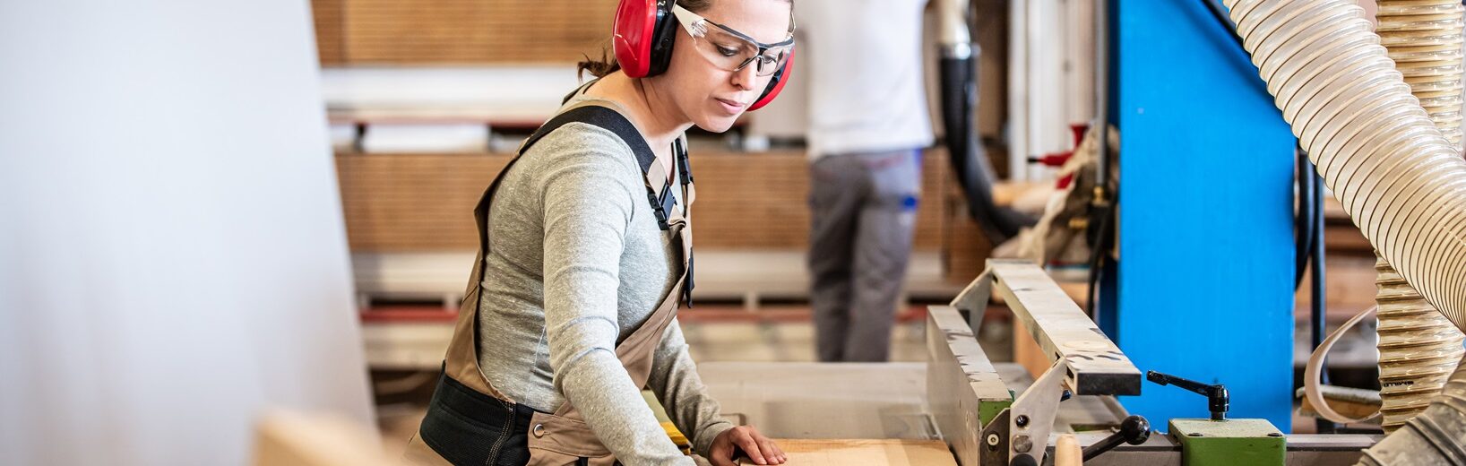 Eine Frau an einer Sägemaschine