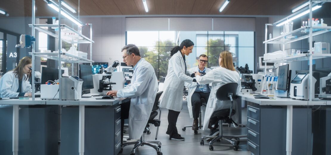 Mehrere Menschen, die in einem modernen Büro arbeiten
