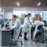 Mehrere Menschen, die in einem modernen Büro arbeiten