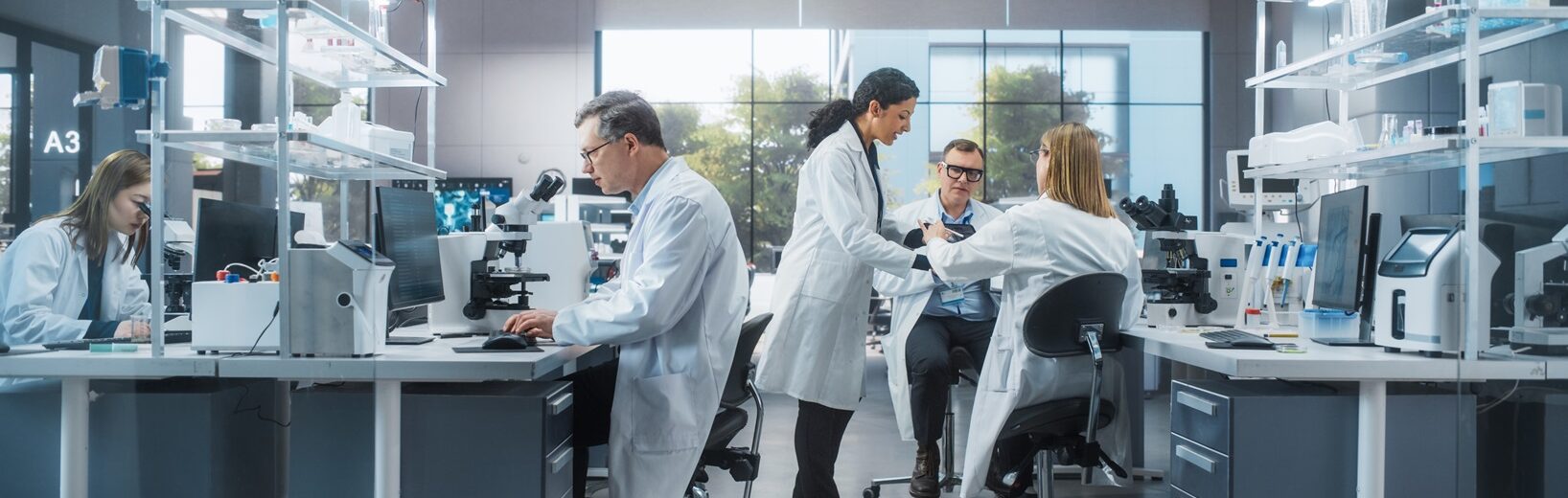Arbeitsschutz im Labor Mehrere Menschen, die in einem modernen Büro arbeiten