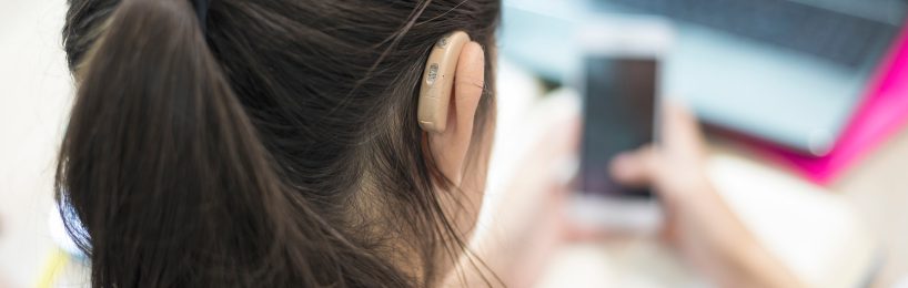 Gehörlose Frau bedient ein Smartphone: Nutzen Sie den Rückenwind, den Europa mit dem European Accessibility Act generiert, um das Thema barrierefreie Software voranzubringen.