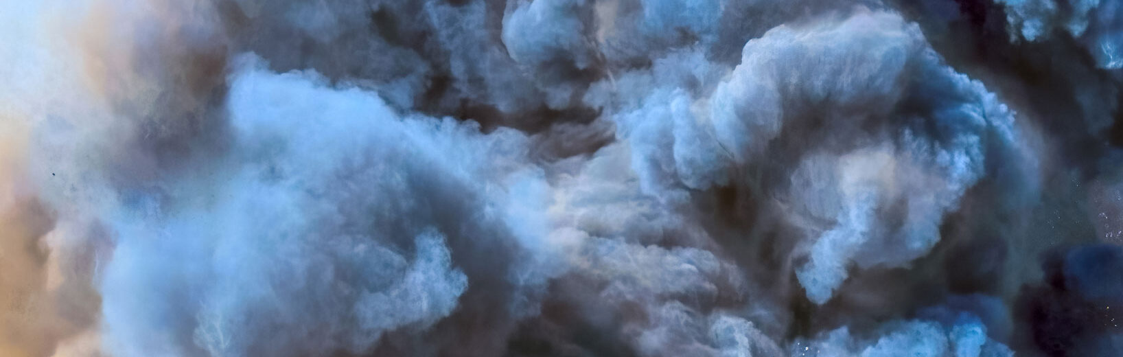 Explosionsfähige Atmosphäre Zoom auf eine gewaltige Rauchsäule; Anfang und Ende sind nicht zu erkennen.