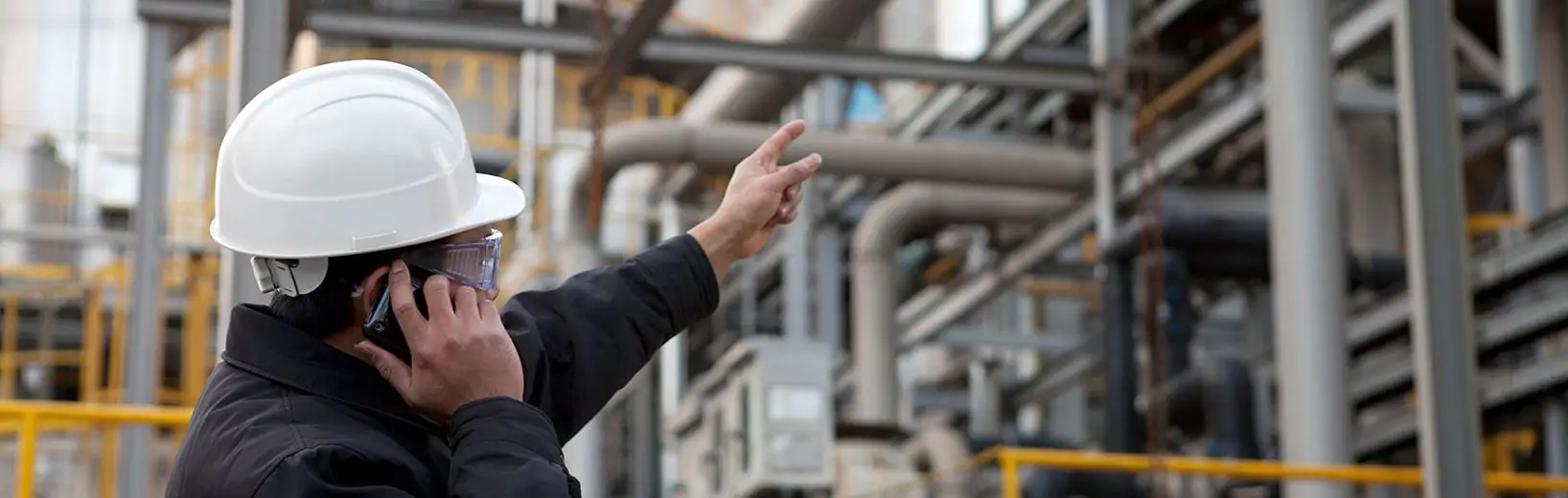 Störfallbeauftragter – Aufgaben, Bestellung und Rechte Störfallbeauftragter telefoniert wegen einer Anlage.