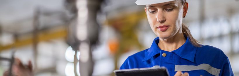 Wiederkehrende Prüfung von Arbeitsmitteln von A bis Z erklärt Eine Mitarbeiterin hackt auf Ihrer Checkliste einzelne Punkte im Rahmen der wiederkehrenden Prüfung für Arbeitsmittel ab.
