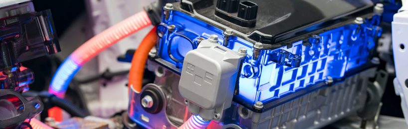 E-Fahrzeuge: Wer darf was an Hochvolt-Anlagen tun? Für Arbeiten an Hochvoltanlagen wie hier am Elektroauto hält die DGUV Information 209-039 einige Regelungen bereit.