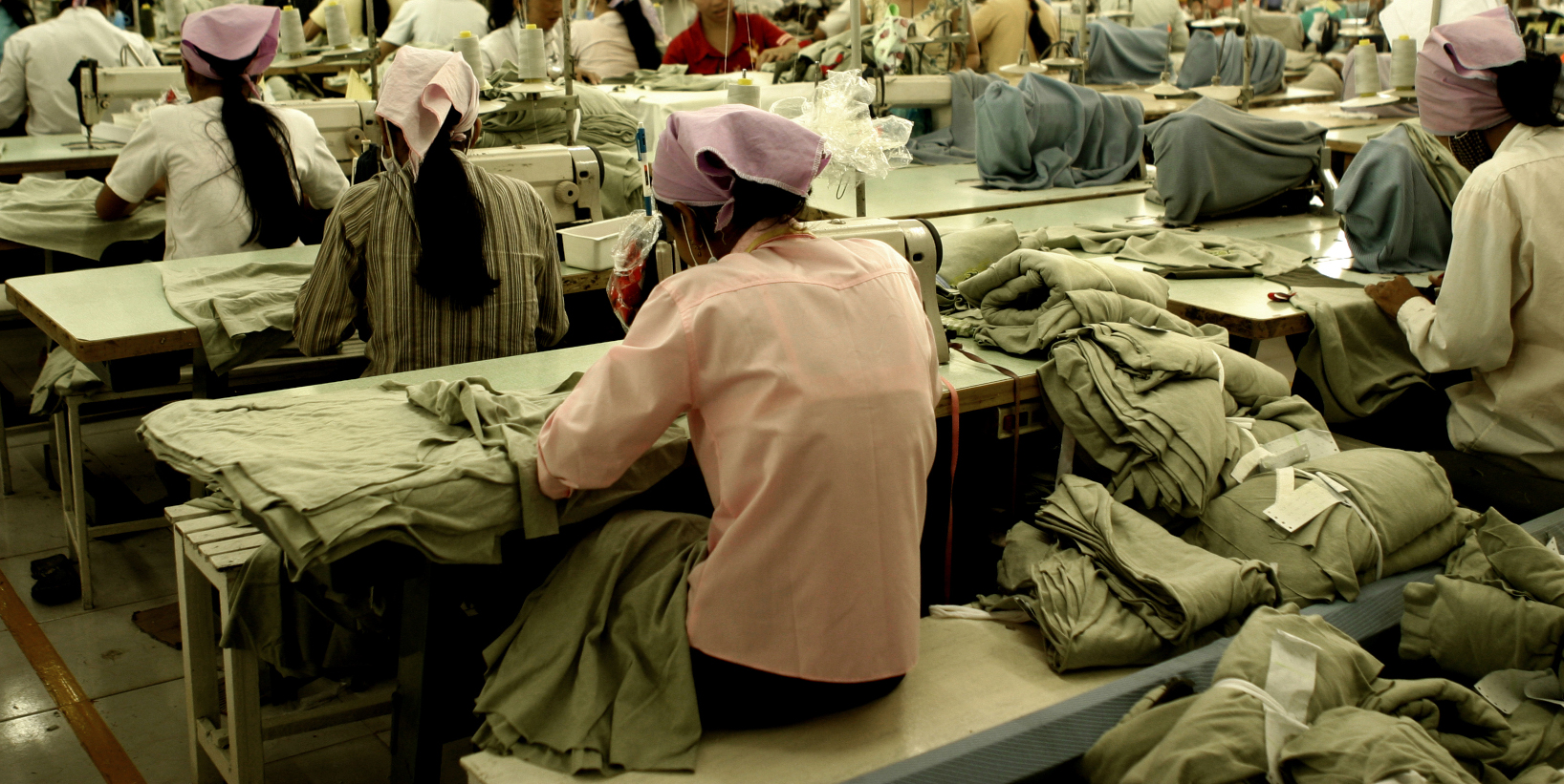 Frauen in einer Nähfabrik in Asien: Auch solche Produzenten vom Lieferkettengesetz in der Umsetzung zukünftig erfasst.