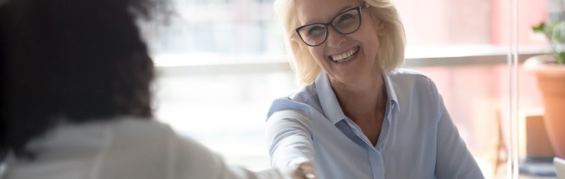 Betriebliches Eingliederungsmanagement: So wird es ein Erfolg Szene Betriebliches Eingliederungsmanagement: Vorgesetzte freut sich, Ihre Mitarbeiterin wieder begrüßen zu dürfen.