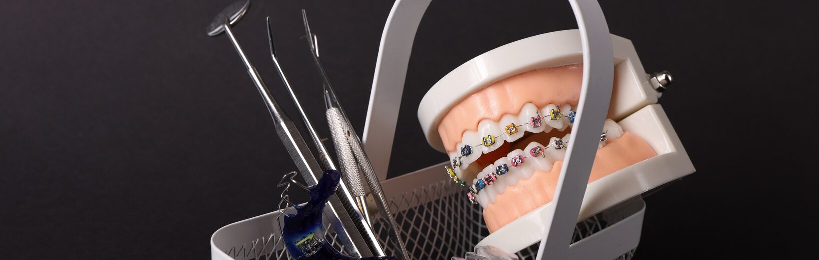 Die Anforderungen der EU-MDR rechtssicher umsetzen Utensilien eines Zahnarztes