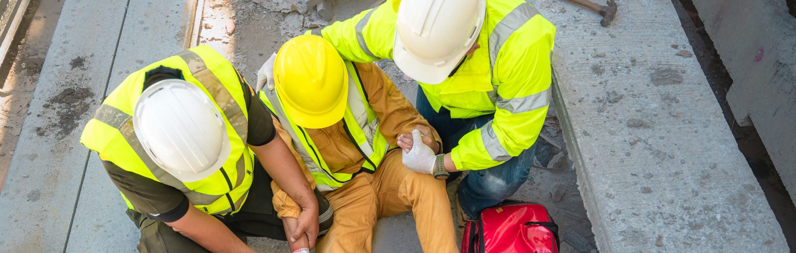Arbeitsunfall im Betrieb – was ist jetzt tun? Arbeitsunfall ist passiert - Kollege fragt sich: was nun?