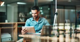 Sicherheitsfachkraft freut sich über die Vorteile ihrer Arbeitsschutz-Software