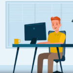 Mann sitzt vor einem Computer und bereitet eine Unterweisung mit Unterweisungssoftware vor.