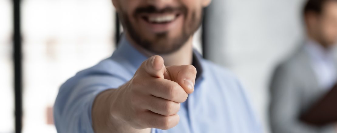 Du bist ausgewählt! Mann zeigt mit dem Finger in die Kamera. Symbolbild für Pflichtenübertragung.