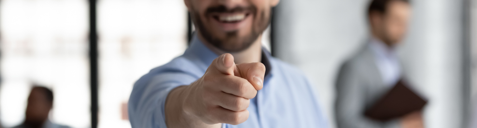 Pflichtenübertragung: Unternehmerpflichten richtig übertragen – so geht’s Du bist ausgewählt! Mann zeigt mit dem Finger in die Kamera. Symbolbild für Pflichtenübertragung.