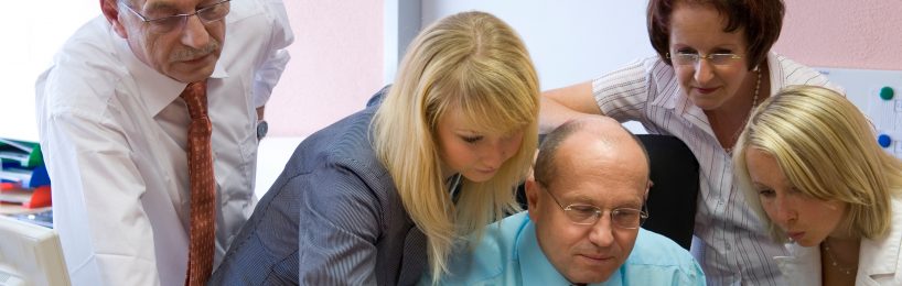 So verbessert der Betriebsrat den Zusammenhalt von Alt und Jung Wie Generationen gut zusammenarbeiten