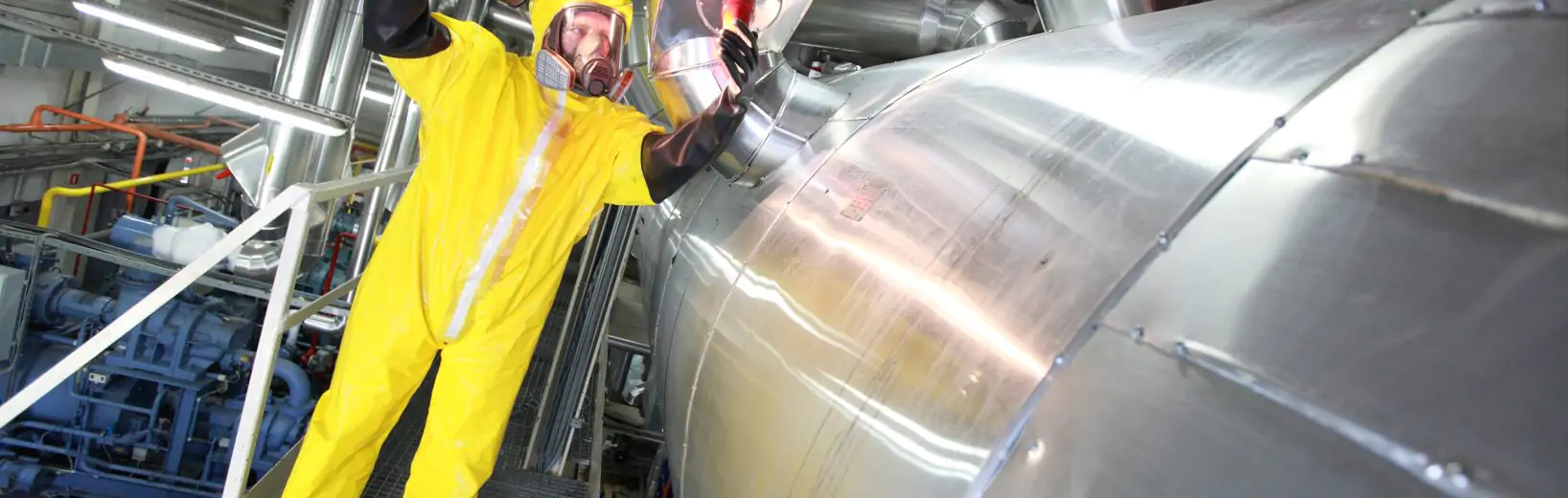 Mann beseitigt eine unerwartete Störung an einer Maschine