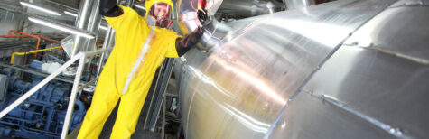 Mann beseitigt eine unerwartete Störung an einer Maschine