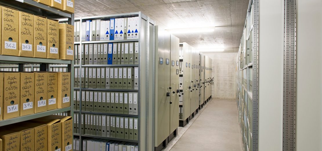 Arbeitsplatz im Kellerraum
