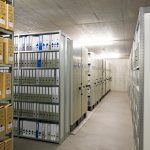 Arbeitsplatz im Kellerraum