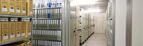 Arbeitsplatz im Kellerraum