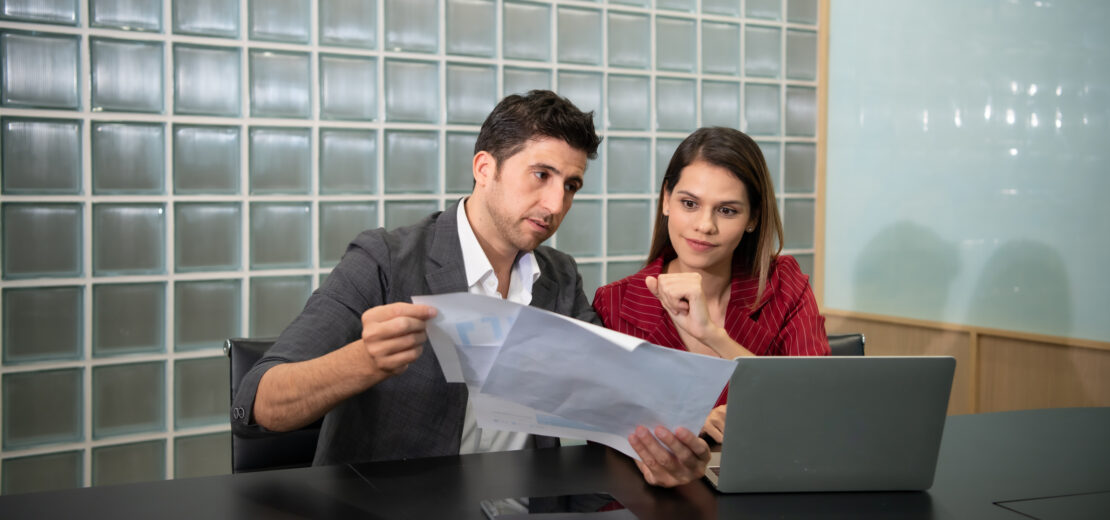 Mann und Frau arbeiten zusammen