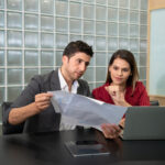 Mann und Frau arbeiten zusammen