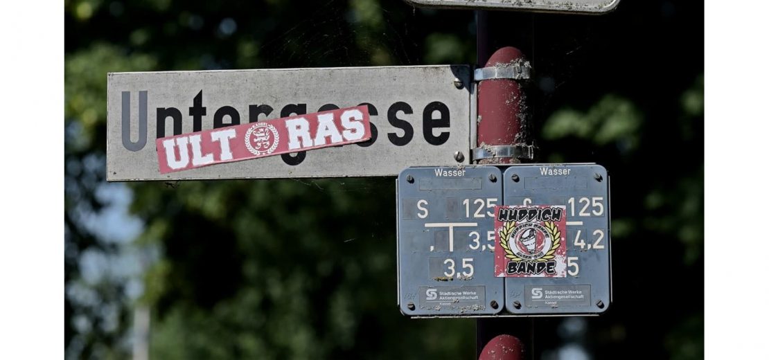 beklebte Verkehrsschilder