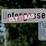 beklebte Verkehrsschilder