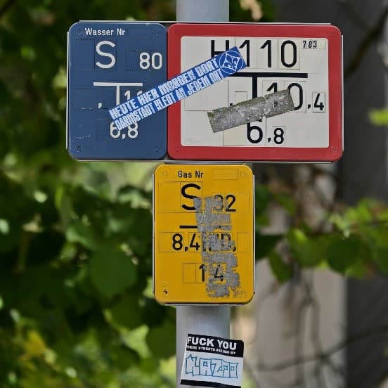beklebte Verkehrsschilder