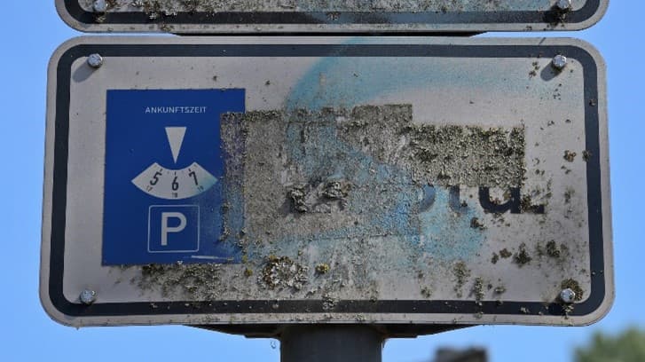 beklebte Verkehrsschilder