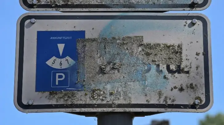 beklebte Verkehrsschilder
