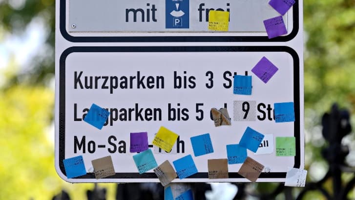 beklebte Verkehrsschilder