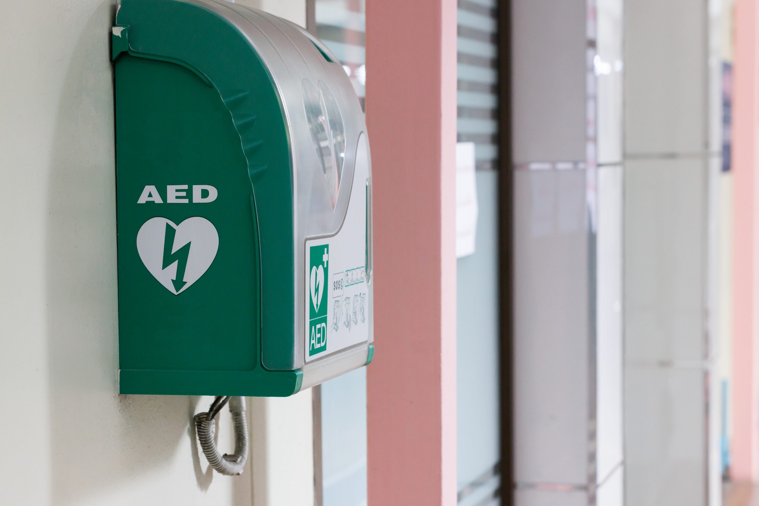 Worauf bei Defibrillatoren im Betrieb achten?