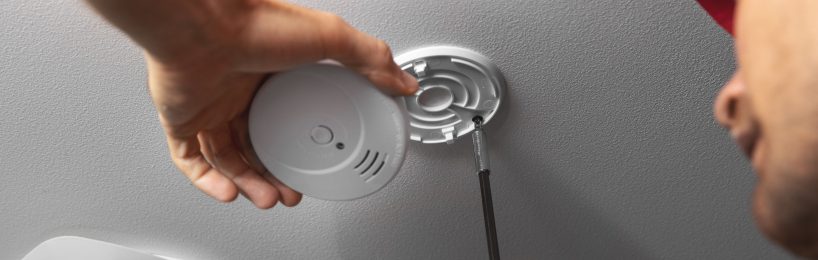 Rauchmelder richtig prüfen und austauschen Mann ist am Rauchmelder pruefen.