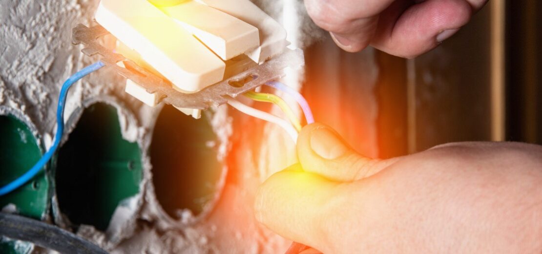 Mit Sicherheitsunterweisungen Elektrounfällen vorbeugen