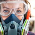 Frau trägt eine Atemschutzmaske gegen Holzstaub