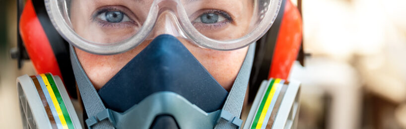 Frau trägt eine Atemschutzmaske gegen Holzstaub