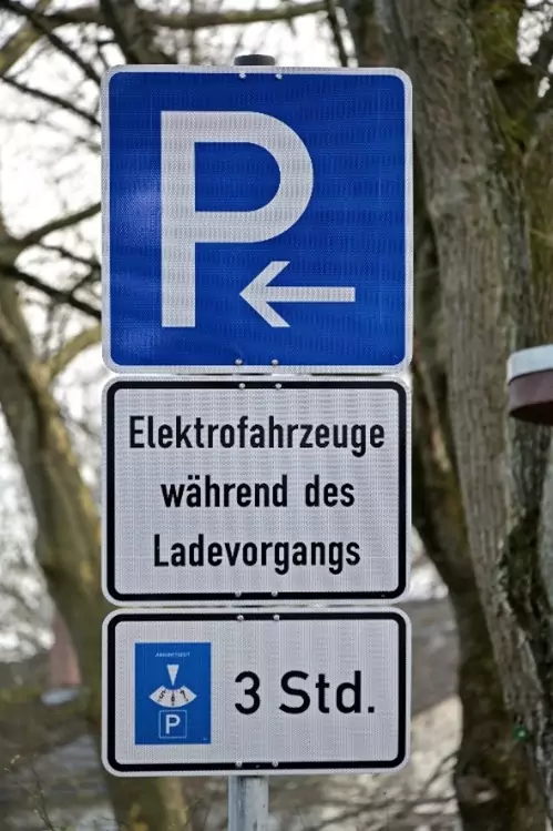 E-Ladestationen rechtssicher ausschildern