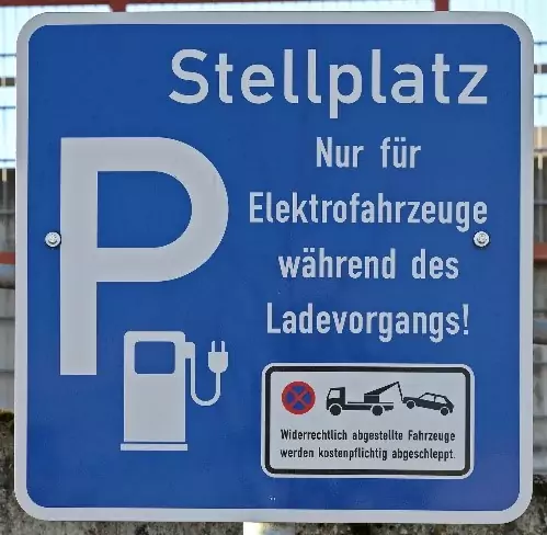 E-Ladestationen rechtssicher ausschildern