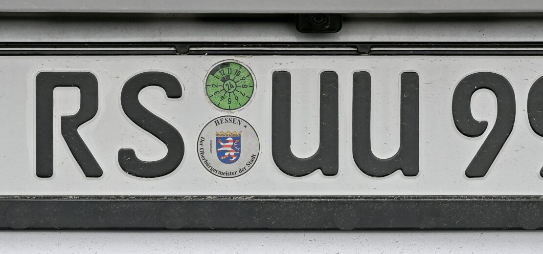 Kfz-Kennzeichen Eurofeld abgeklebt