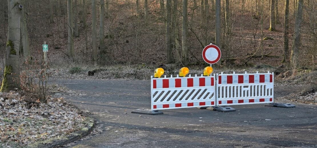 Müll auf Parkplatz Nutzung eingeschränkt