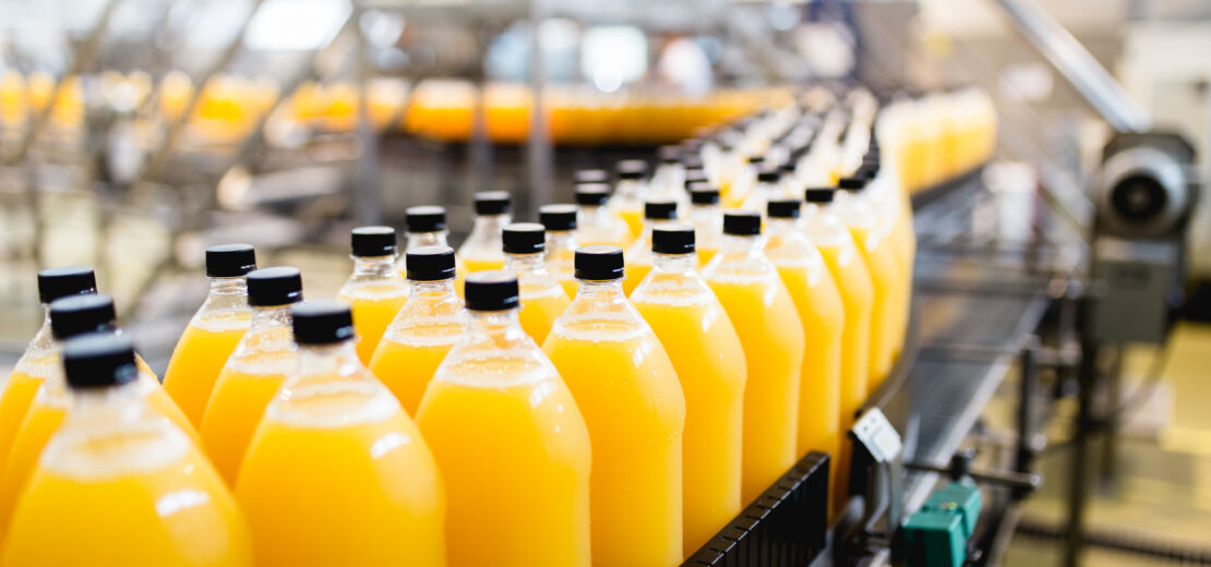 Saft in Flaschen aus Einwegkunststoff